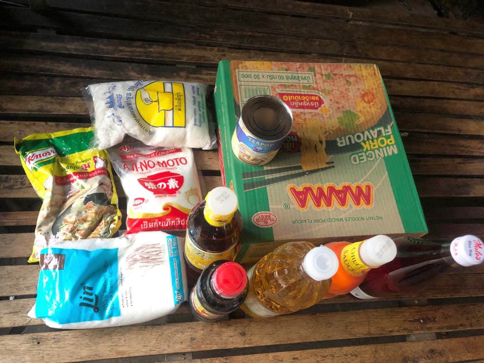 Uitgestald voedselpakket met rijst, olie, noedels en conserven